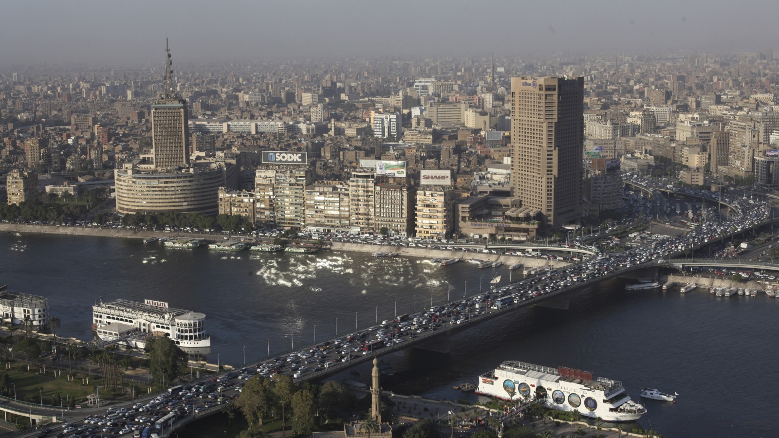 حين تحول جسر قصر النيل إلى معبر لحشود المتظاهرين نحو ميدان التحرير الذي تحول بدوره إلى ساحة غضب، لذلك تسعى الحكومة لتغيير عمارة الميادين وتفريغها وتحويلها إلى فنادق ومنتجعات لشركات استثمارية كبرى