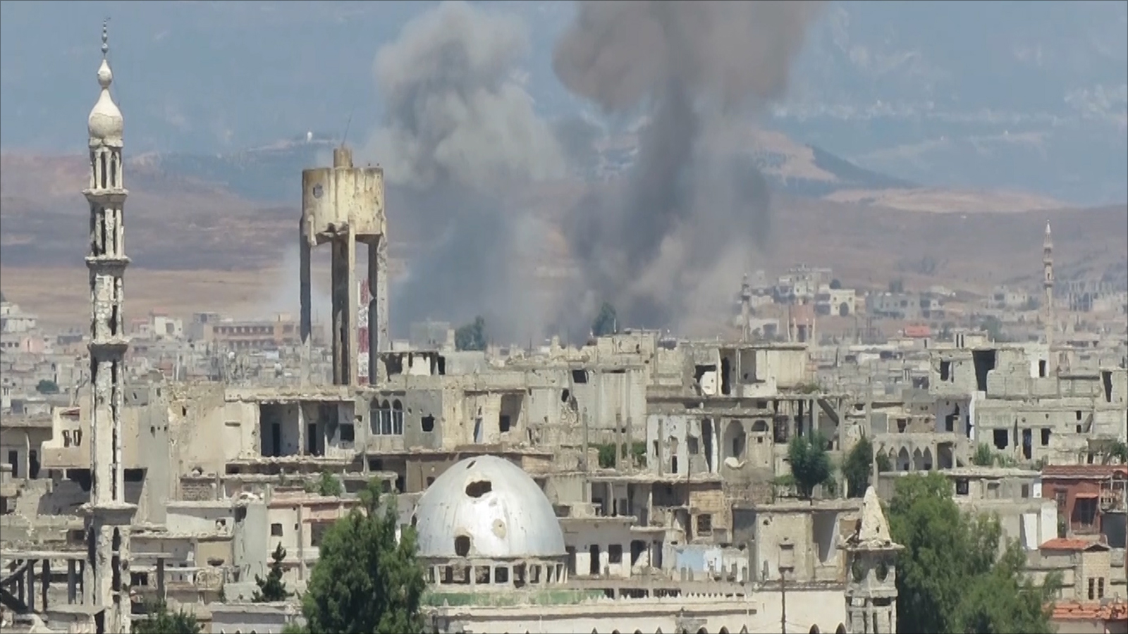 ‪مدينة الحولة بريف حمص الشمالي تتعرض بين حين وآخر لقصف جوي ومدفعي‬ (الجزيرة)