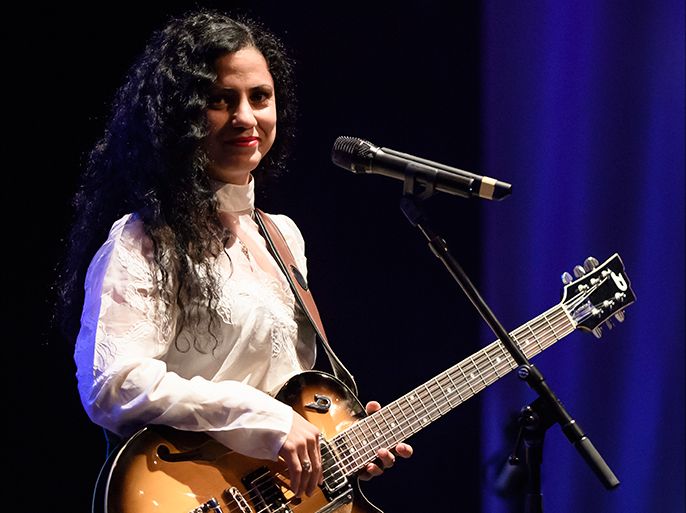 epa06042369 Tunisian singer Emel Mathlouthi performs during the award ceremony of the Theodor Wolff Award journalist prize in Berlin, Germany, 21 June 2017 (Issued 22 June 2017). The Theodor Wolff Special Honorary Award for his contributions to press freedom was rewarded for the first time in 2017 to German-Turkish journalist Deniz Yucel who is imprisoned in Turkey under the charge of espionage. EPA/CLEMENS BILAN