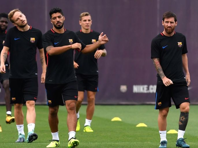Barcelona's Argentinian forward Lionel Messi (R), Barcelona's Uruguayan forward Luis Suarez (C) and Barcelona's Croatian midfielder Ivan Rakitic (2L) take part in a training session at the Sports Center FC Barcelona Joan Gamper in Sant Joan Despi, near Barcelona on August 15, 2017, on the eve of the Spanish Supercup second leg football match Real Madrid vs FC Barcelona. / AFP PHOTO / LLUIS GENE (Photo credit should read LLUIS GENE/AFP/Getty Images)
