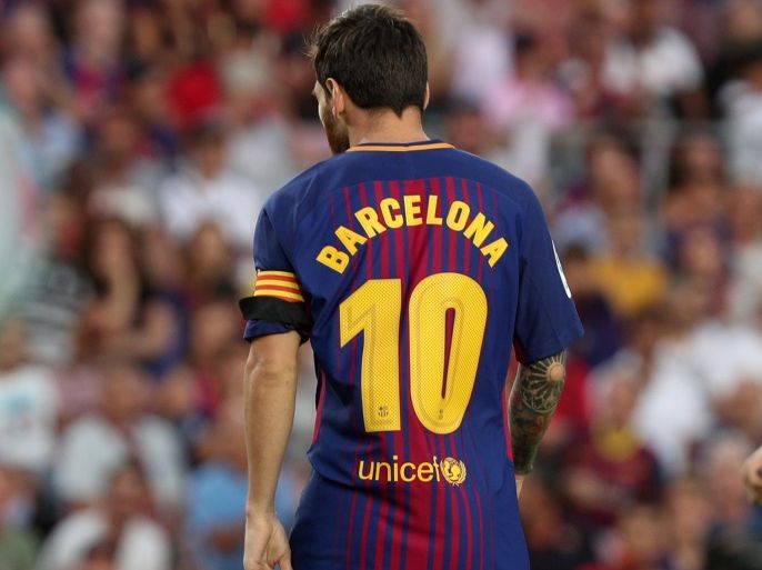 Soccer Football - La Liga - Barcelona vs Real Betis - Barcelona, Spain - August 20, 2017 Barcelona’s Lionel Messi with Barcelona replacing his name on the back of his shirt REUTERS/Sergio Perez