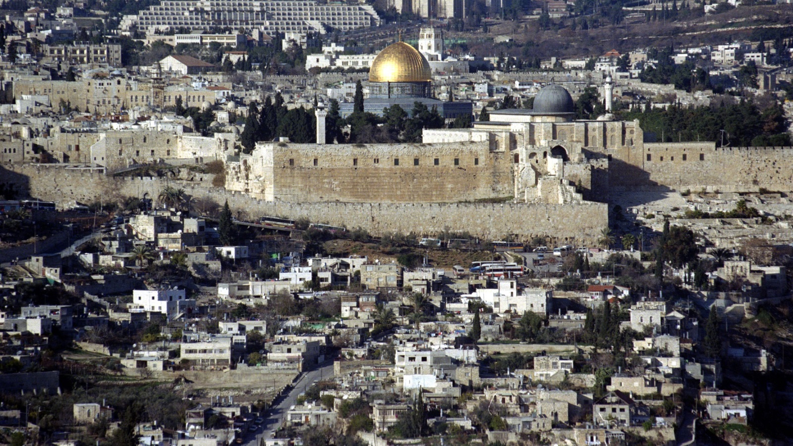 تعتبر الإجراءات والممارسات الإسرائيلية في مدينة القدس، وقرار حكومة إسرائيل بإغلاق المسجد الأقصى المبارك ومنع إقامة الصلاة فيه، سابقة جرمية خطيرة تأتي في إطار العقوبات الجماعية