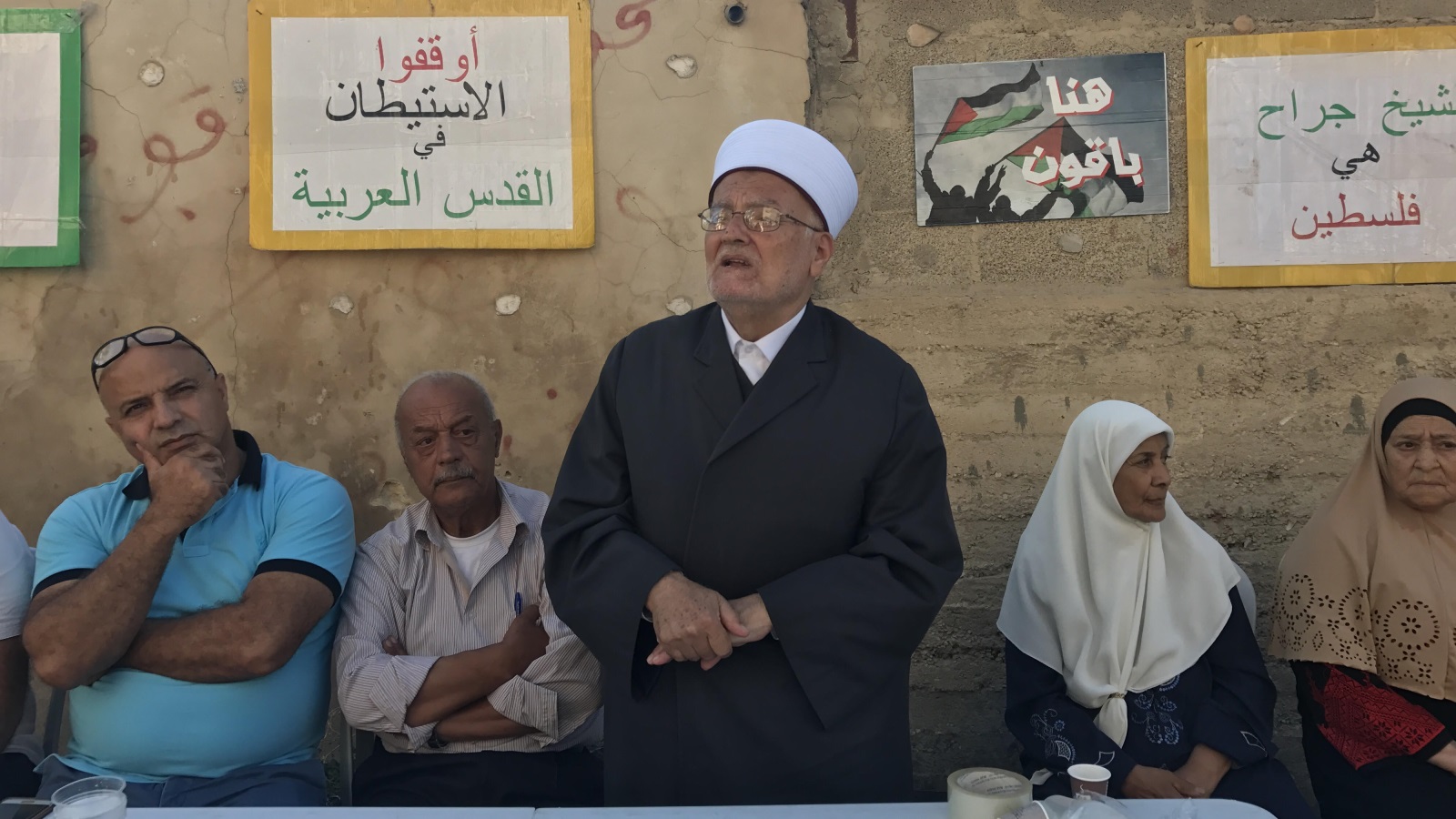  الشيخ عكرمة صبري خلال الوقفة التضامنية مع عائلة شماسنة (الجزيرة)