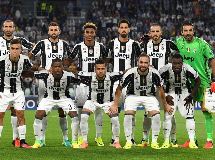 TURIN, ITALY - SEPTEMBER 14: Team of Juventus FC line up during the UEFA Champions League Group H match between Juventus FC and Sevilla FC at Juventus Stadium on September 14, 2016 in Turin, Italy. (Photo by Valerio Pennicino/Getty Images)