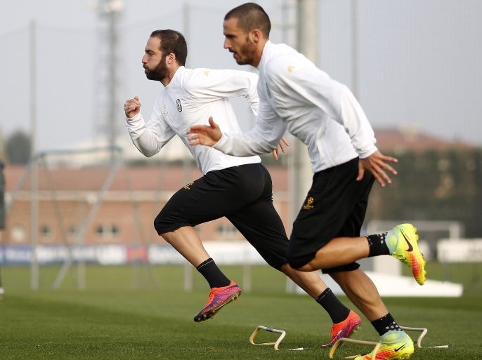 Juventus' forward Gonzalo Higuain from Argentina (L) and Juventus' defender from Italy Leonardo Bonucci take part in a training session on the eve of the UEFA Champions League football match Juventus Vs Olympique Lyonnais on November 1, 2016 at the 'Juventus Training Center ' in Vinovo, near Turin. / AFP / MARCO BERTORELLO (Photo credit should read MARCO BERTORELLO/AFP/Getty Images)