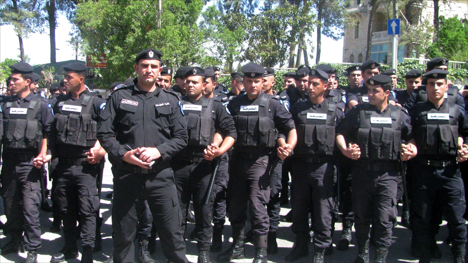 المسؤولون الفلسطينيون يرون أن المعايير الدولية للإنتربول تنطبق على شرطة فلسطين (الجزيرة)