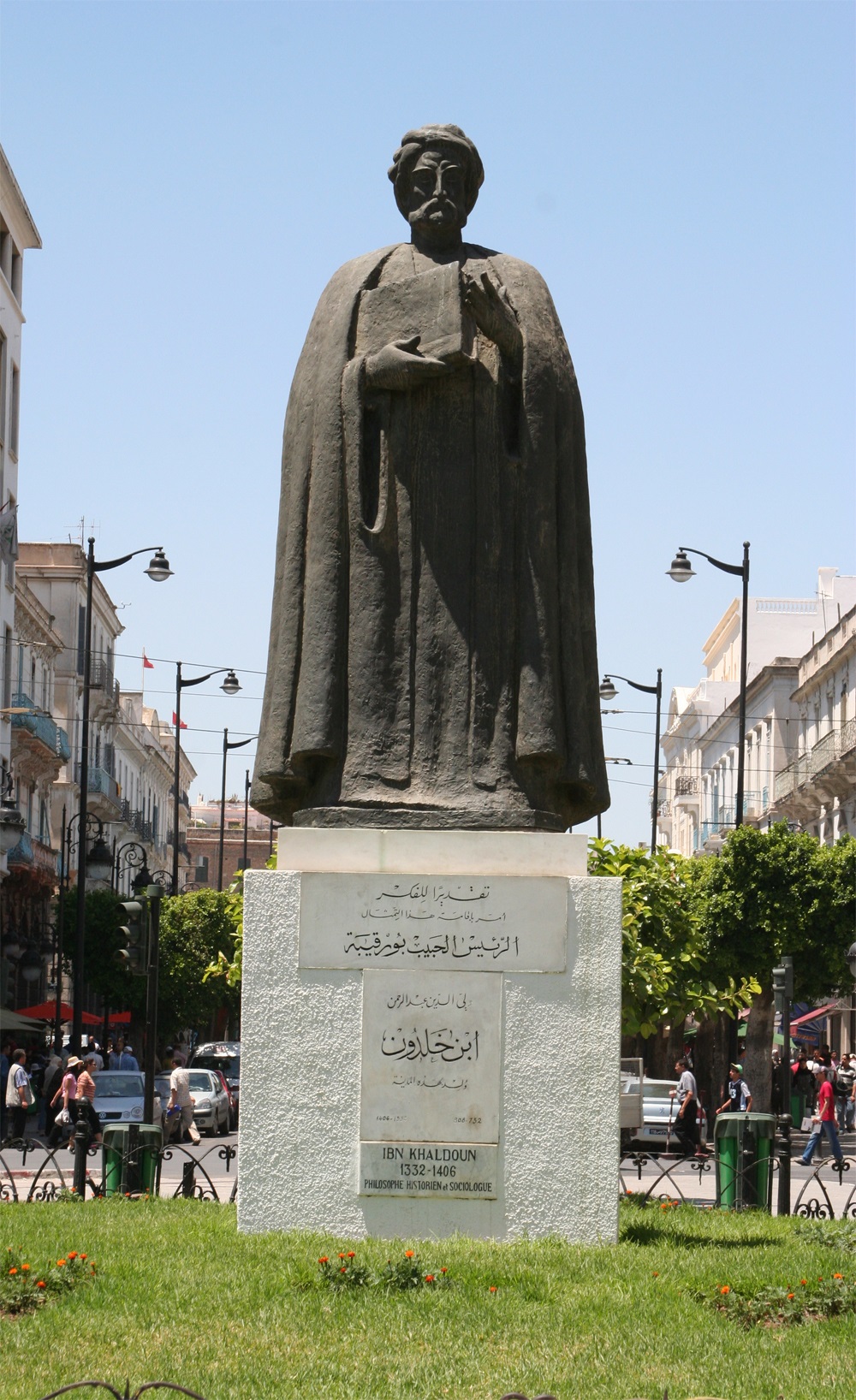 تمثال لابن خلدون في ساحة الاستقلال بتونس  (مواقع التواصل)