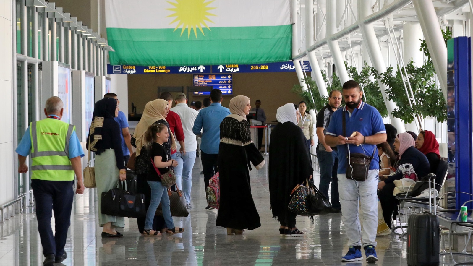 ‪مسافرون في مطار أربيل الدولي قبل ساعات من بدء الحظر‬ (غيتي)