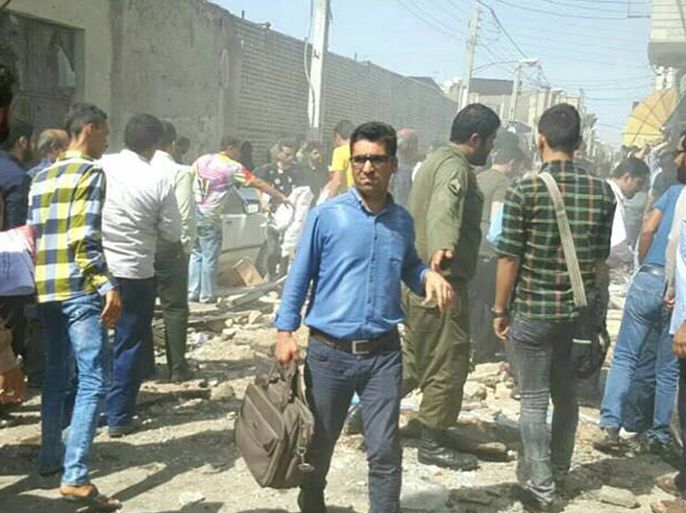 مقتل ثلاثة أشخاص وإصابة 15 آخرين جراء انفجار أنبوب غاز بمدينة قم وسط البلاد.