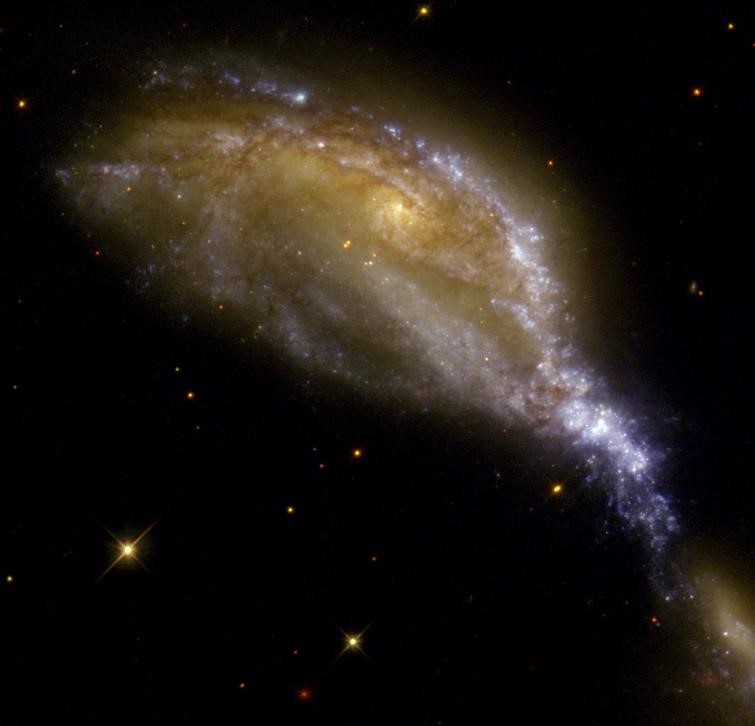 كما ترى فإن المجرة تتخذ شكلا غير منتظم، لكن يبدو في منتصفها ما يظهر أنه نواة لها، وفي القرص حول ذلك المركز يظهر ما يبدو أنه كان أذرعًا حلزونِية للمجرة  (مواقع التواصل)