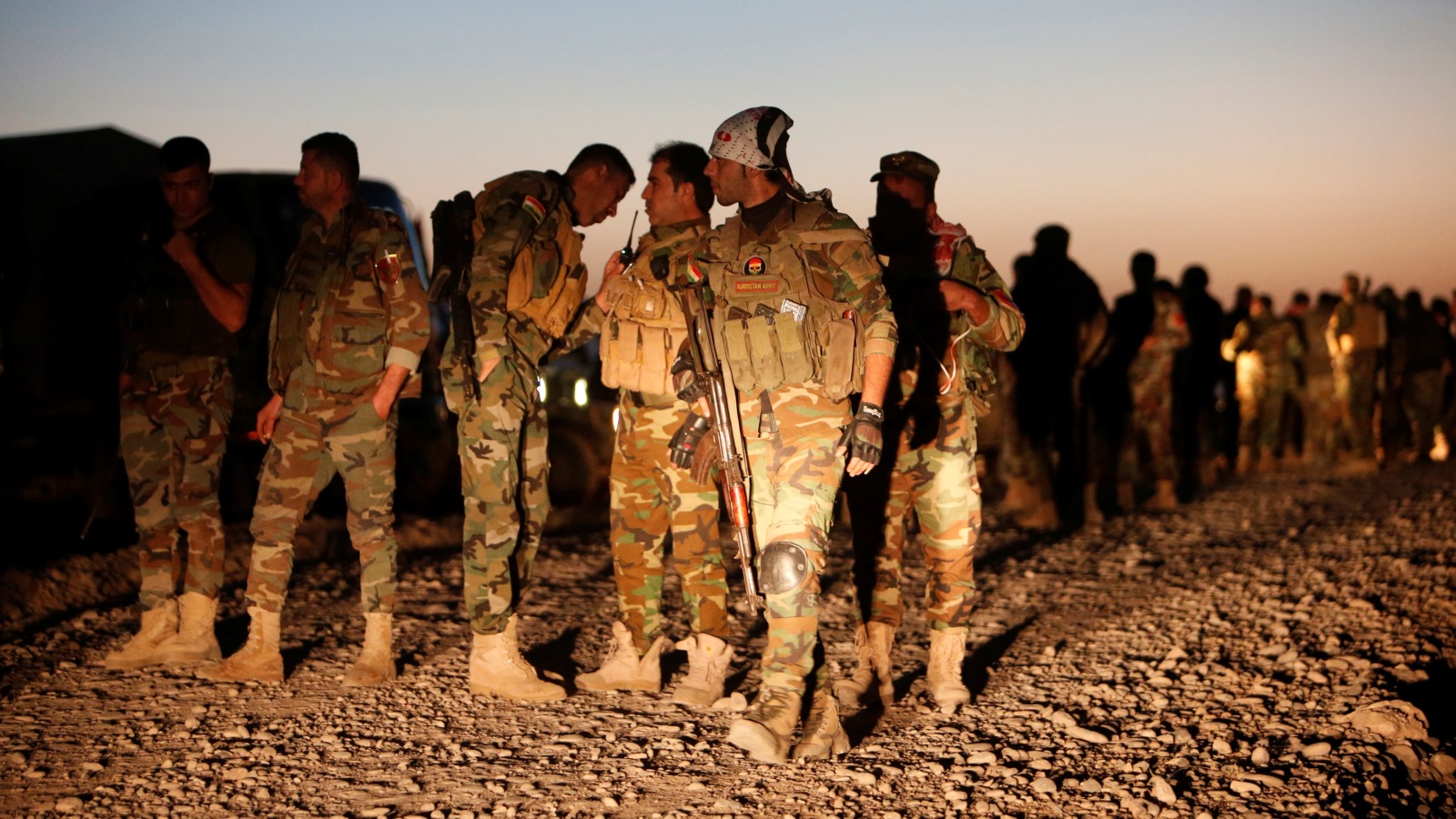 مجموعة من مقاتلي البشمركة تستعد للهجوم على مواقع تنظيم الدولة في الموصل (رويترز)
