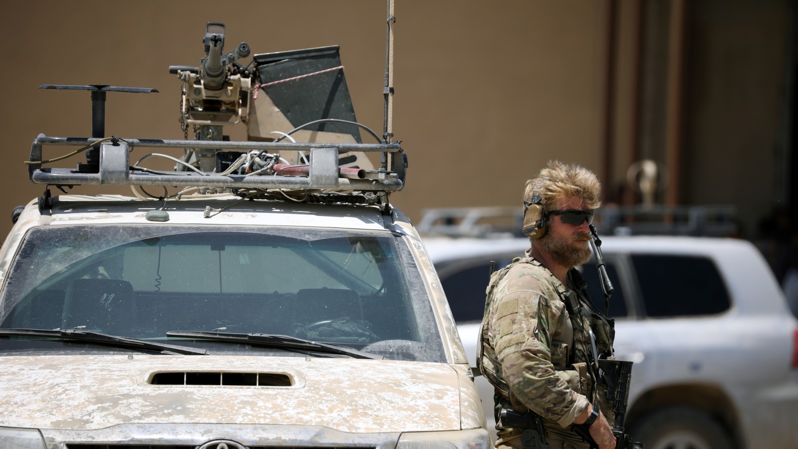 ‪جندي أميركي يقوم بمهام الحراسة أثناء زيارة موفد أميركي مدينة الطبقة السورية منتصف العام الجاري‬  (رويترز)