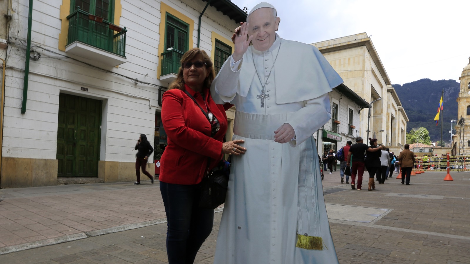 ‪كولومبيون يستعدون لزيارة بابا الفاتيكان غدا بوضع دمى تجسده في شوارع العاصمة بوغوتا‬ (غيتي)