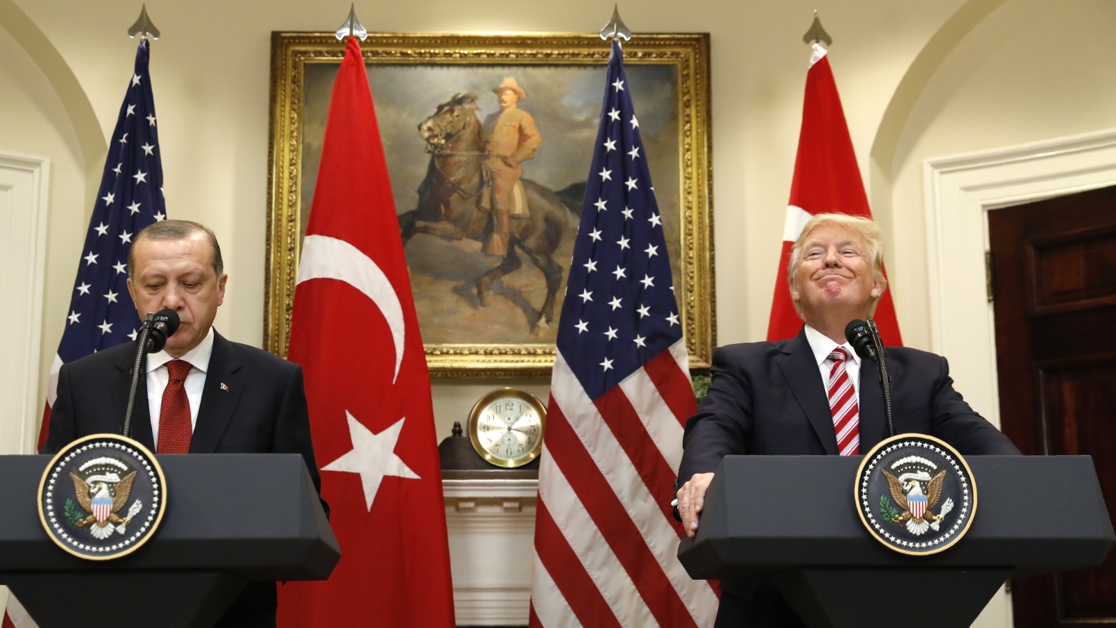 الرئيس الأميركي دونالد ترمب والرئيس التركي رجب طيب أردوغان أثناء لقاء رئاسي جمعهما في البيت الأبيض (رويترز)