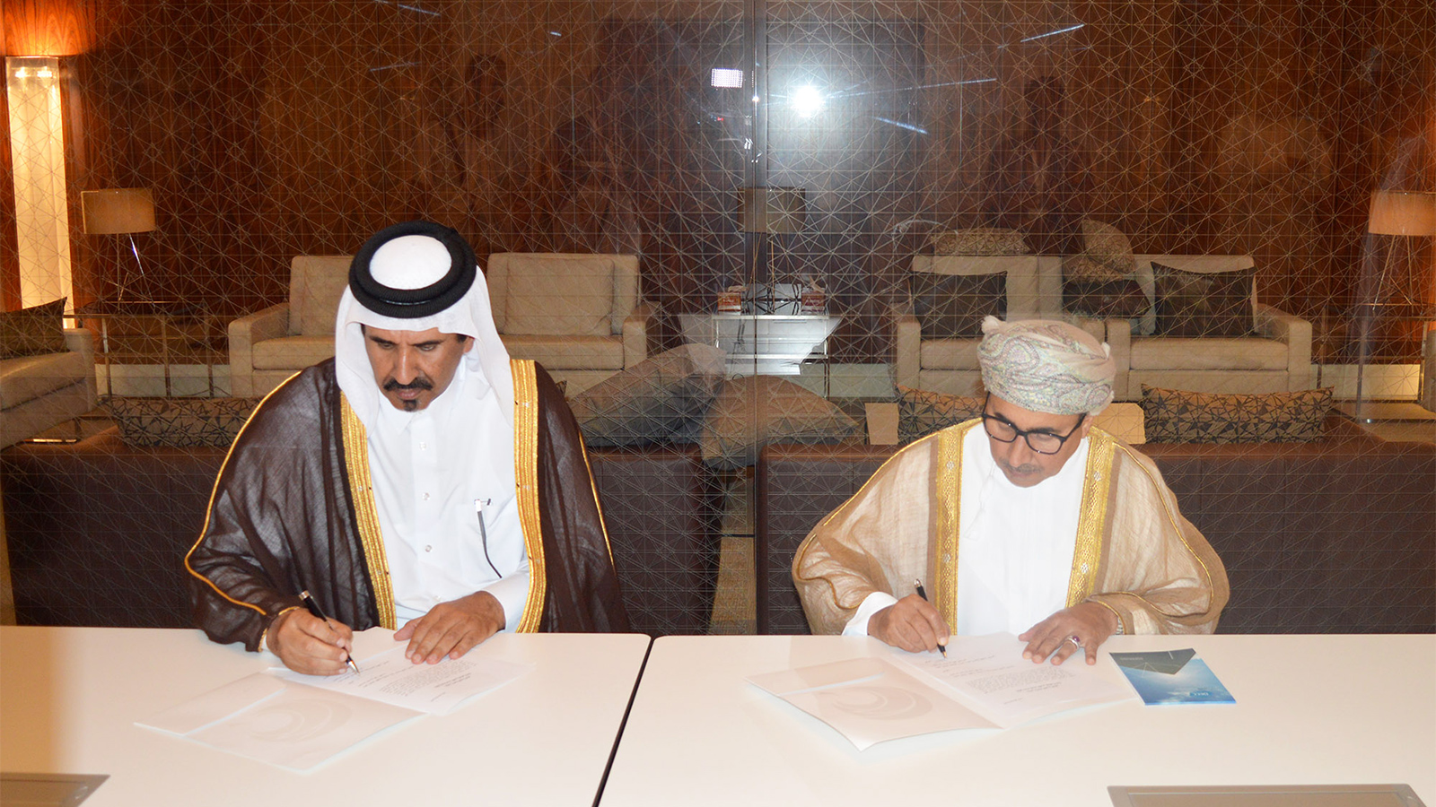‪جانب من توقيع اتفاقية إنشاء مركز الأعمال القطري العُماني‬ جانب من توقيع اتفاقية إنشاء مركز الأعمال القطري العُماني (الجزيرة)