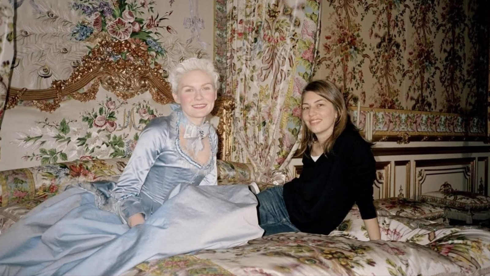 صوفيا كوبولا وماري اَنطوانيت في فيلم ماري اَنطوانيت (2006) (مواقع التواصل)