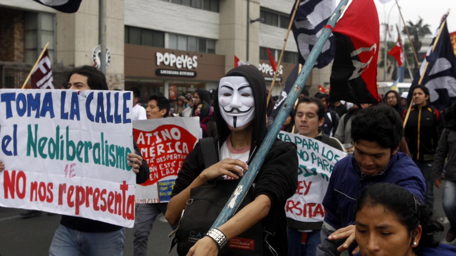 مظاهرة في البيرو تنديدا بـ النيوليبرالية  (رويترز)