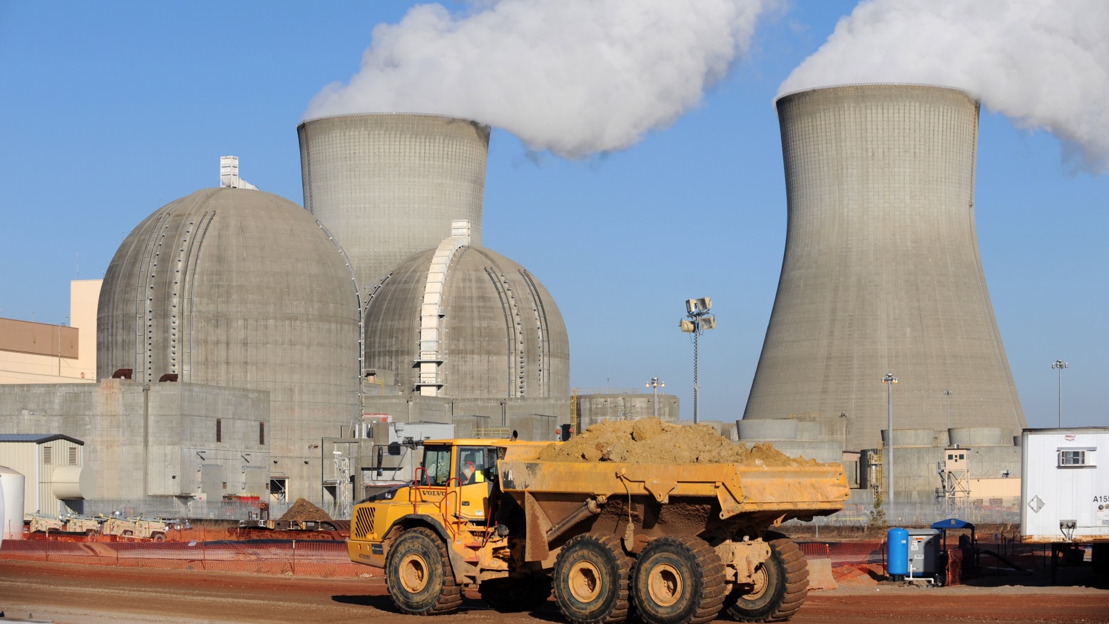أبراج تبريد في محطة فوغتل للطاقة النووية التابعة لجورج باور، تستخدم تكنولوجيا مفاعلات المياه المضغوط المتقدمة من وستنغهاوس (A-P1000) (الأوروبية)