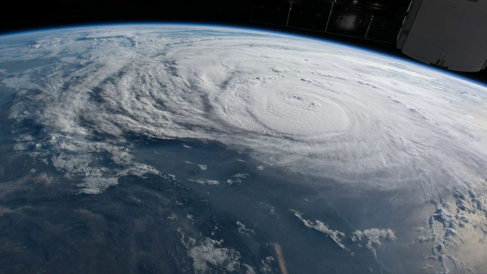 صورة مهيبة للإعصار هارڤي من المحطة الفضائية الدولية (مواقع التواصل)