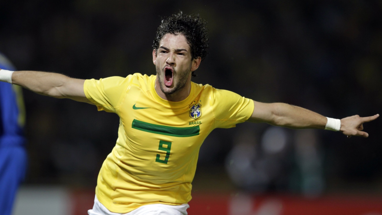 اللاعب البرازيلي أليكساندر باتو (رويترز)