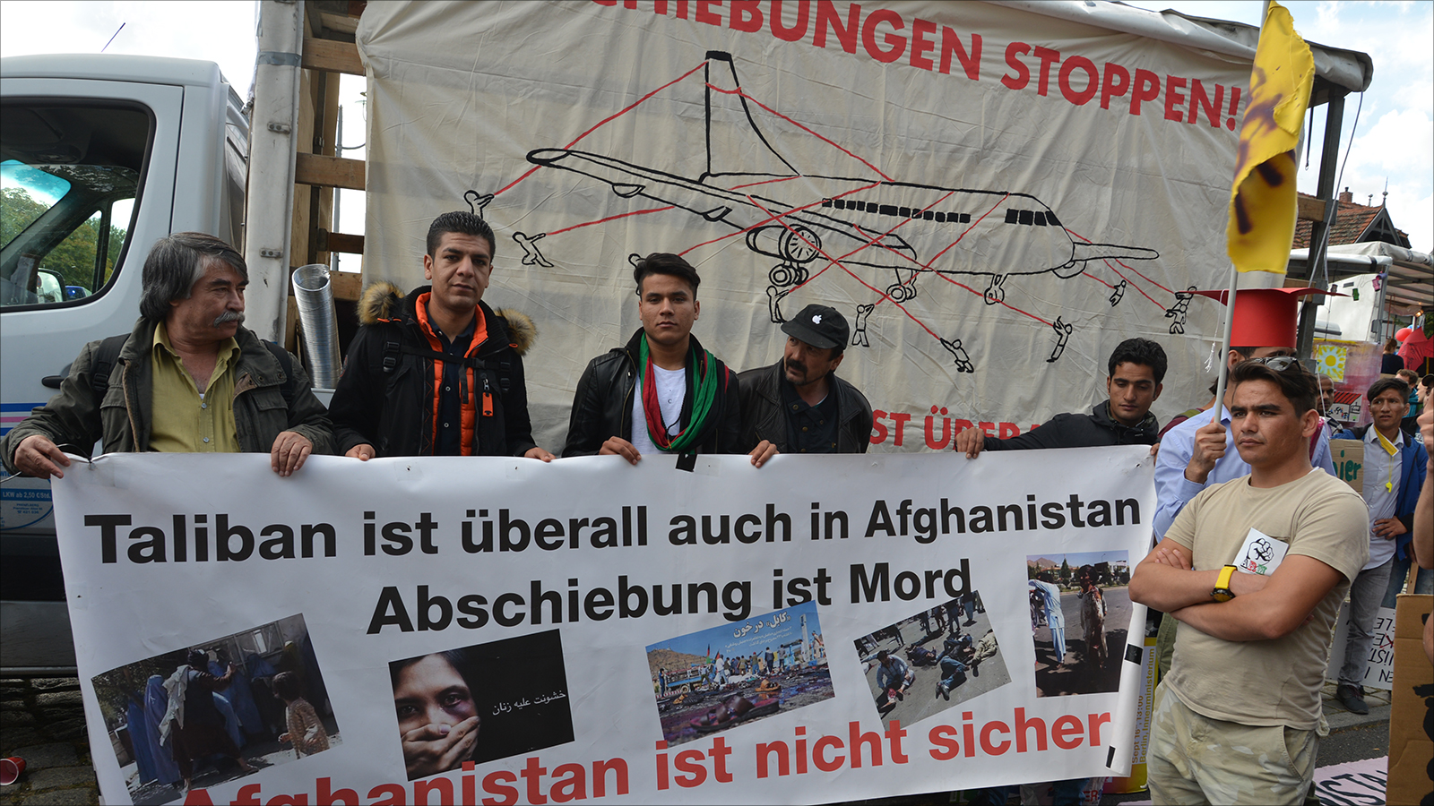 ‪لاجئون أفغان يرفعون لافتات عن اضطراب بلدهم‬ لاجئون أفغان يرفعون لافتات عن اضطراب بلدهم (الجزيرة)