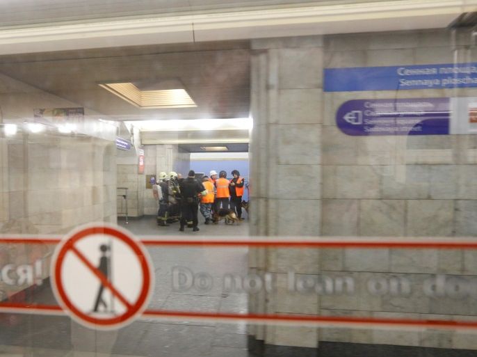 Police officers are seen through the window of a train at Sennaya Ploshchad metro station which was closed over an anonymous call of a bomb threat in the underground, in St. Petersburg, Russia, April 4, 2017. REUTERS/Grigory Dukor