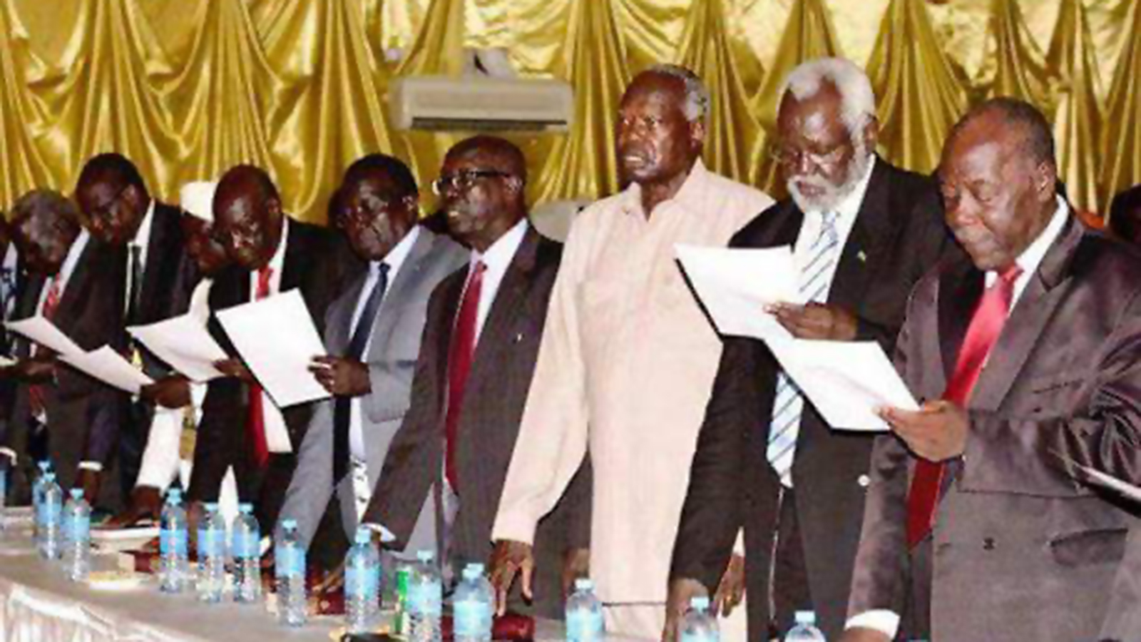 جوبا - جنوب السودان.. أعضاء لجنة الحوار يأدون اليمين أمام الرئيس سلفاكير ميارديت  (الجزيرة)