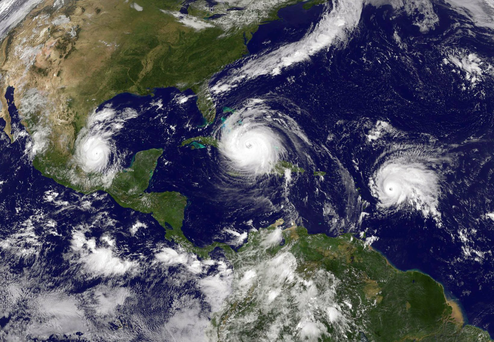 ثلاثة أعاصير تضرب خليج المكسيك معًا، من اليسار لليمين هي كاتيا، إيرما الذي عدل مساره ليقترب من فلوريدا، ثم خوسيه (مواقع التواصل)