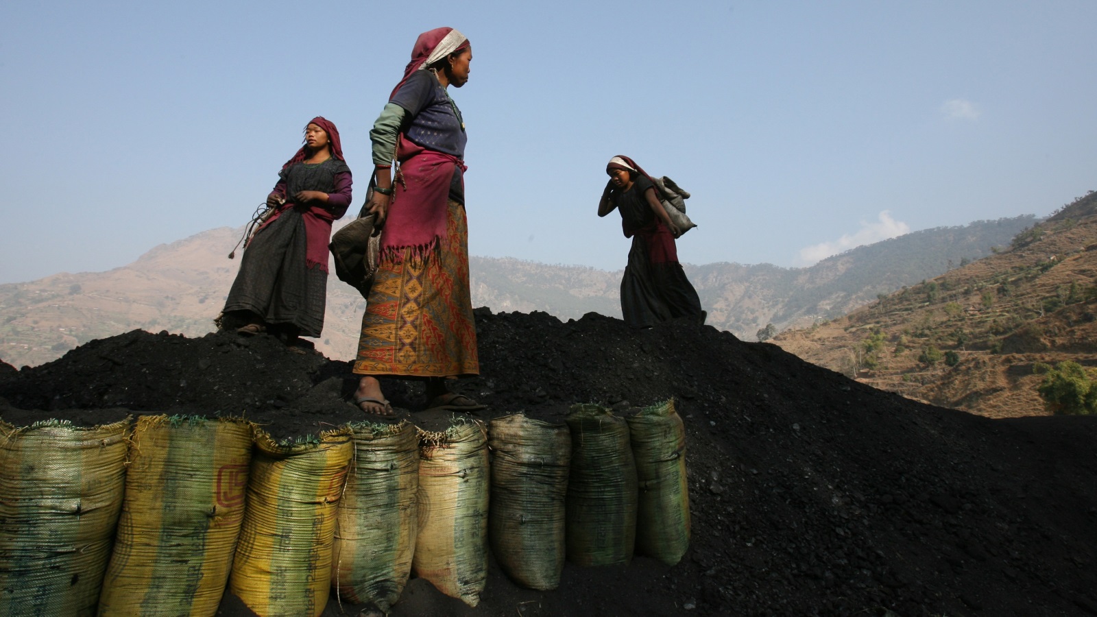نساء يعملن في  حمل الفحم  (رويترز)
