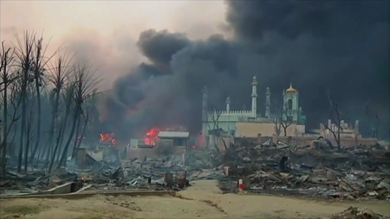 المساجد وبيوت المسلمين تعرضت للإحراق والتخريب في إقليم راخين (الجزيرة-أرشيف)