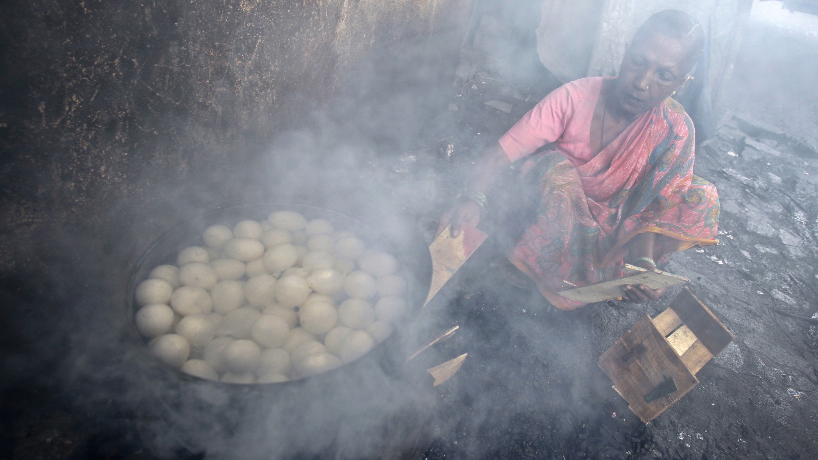 في الهند لا يزال 75% من سكان الريف يعتمدون على الروث لأغراض الطهي، وذلك رغم دفع الحكومة الهندية والوكالات الدولية إلى الاستعاضة عنها بغاز البترول المسال