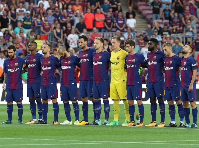 Soccer Football - La Liga - Barcelona vs Real Betis - Barcelona, Spain - August 20, 2017 Barcelona players line up during a minutes silence for the victims of the Barcelona terror attack before the match REUTERS/Sergio Perez TPX IMAGES OF THE DAY