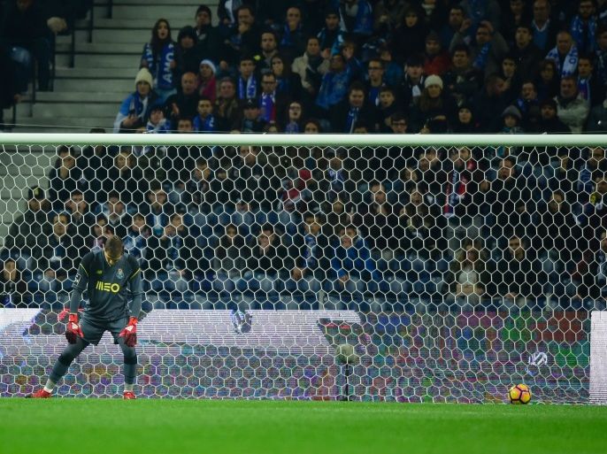 Porto's Spanish goalkeeper Iker Casillas reacts after the opening goal scored by Chaves during the Portuguese league football match FC Porto vs GD Chaves at the Dragao stadium in Porto on December 19, 2016. / AFP / MIGUEL RIOPA (Photo credit should read MIGUEL RIOPA/AFP/Getty Images)