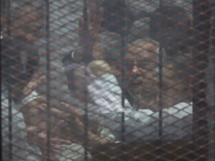 محمد بديع ورفاقه مكدسين خلف قضبان المحكمة التي انعقدت بمعهد أمناء الشرطة بطرة.