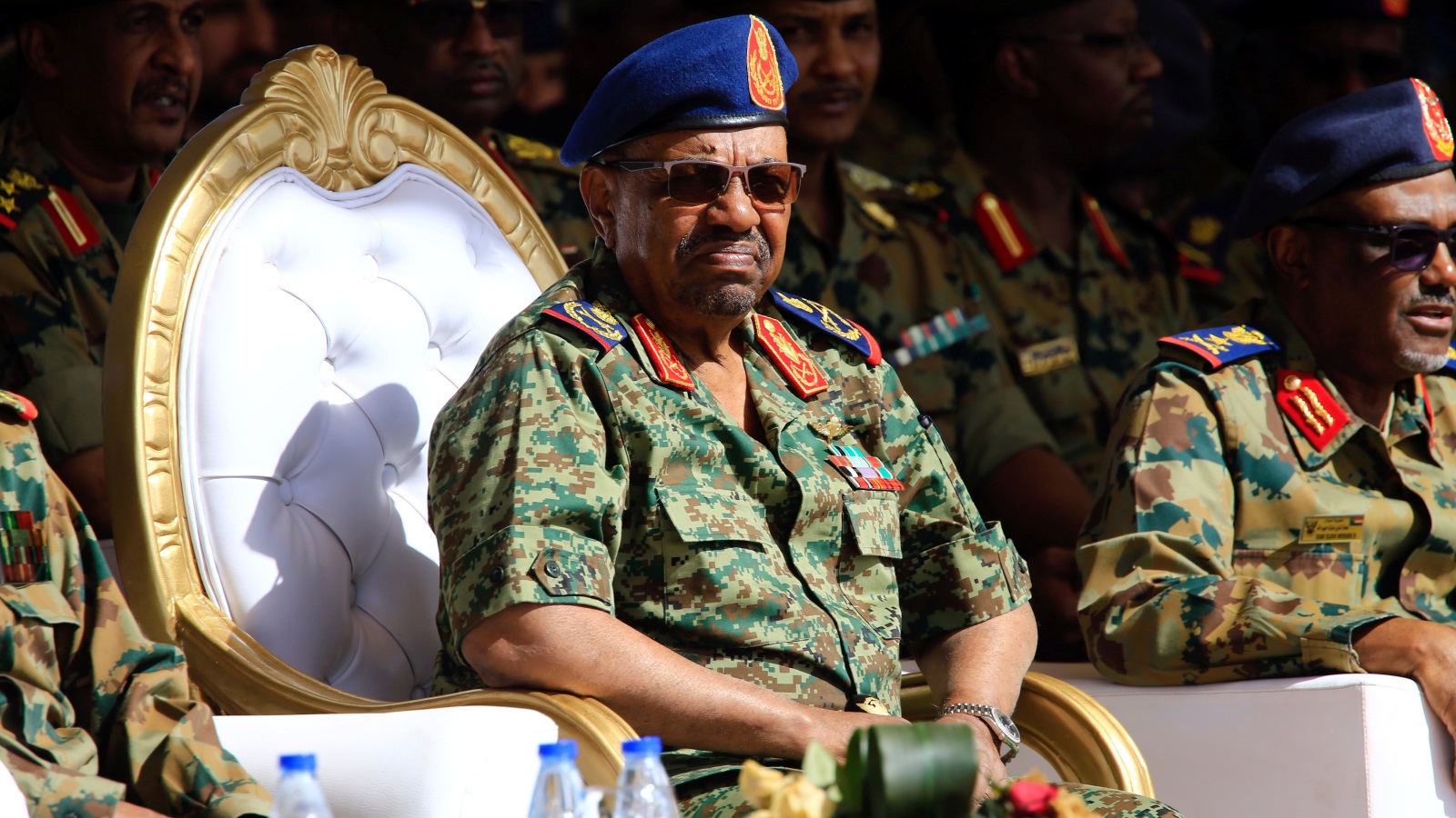 الرئيس السوداني عمر البشير خلال العرض العسكري المشترك بين السودان والسعودية، أبريل 2017 (رويترز)