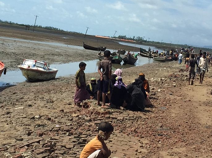 القوارب الخشبية نقلت الروهينغا من ضفة الموت في ميانمار إلى يم الضياع في بنغلاديش