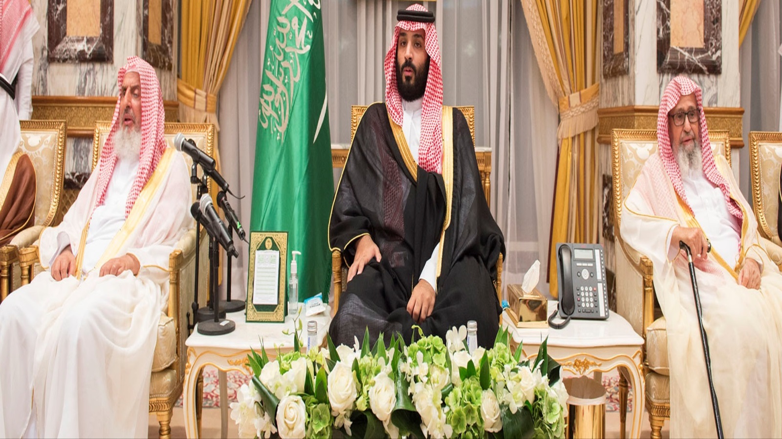 القومية السعودية التي يجري تخليقها بدلاً من العامل الديني، واختصارها بالتدريج في حكم الملك سلمان وابنه، غطاء كثيف لحكم الرجل الفرد. وإزاحة الدين من المجال العام وإعادة تعريف دوره