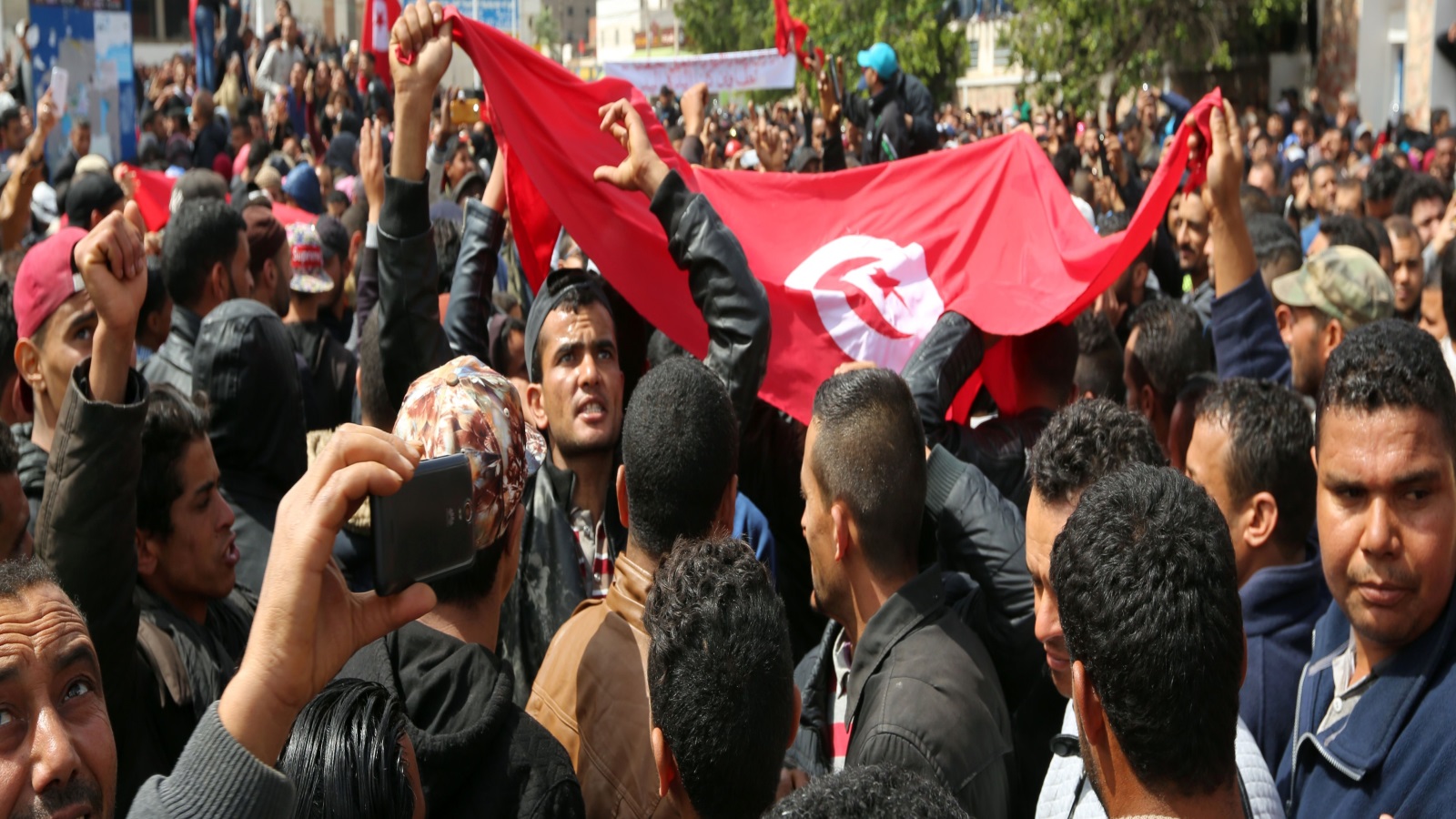 الشعب التونسي يشعر أنه معزول عن الحكومة، فنسبة ثقة المواطنين بالحكومة التونسية انخفضت من 62٪ بعد انتهاء الثورة التونسية إلى 35٪ فقط