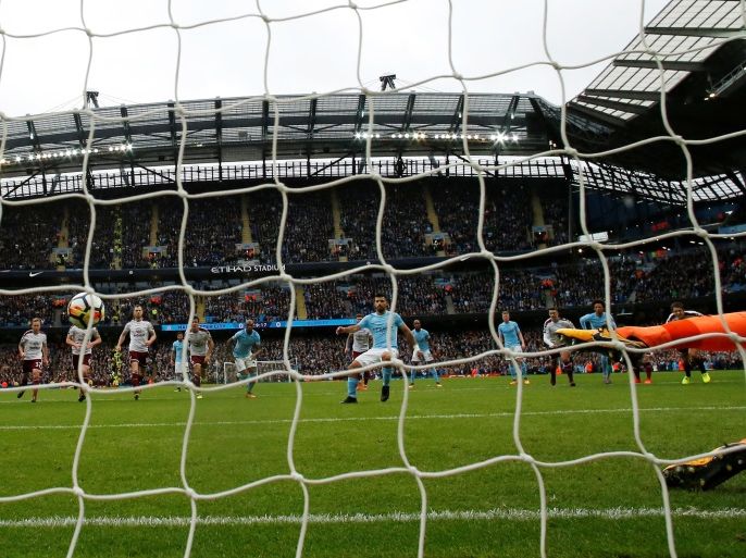 Soccer Football - Premier League - Manchester City vs Burnley - Etihad Stadium, Manchester, Britain - October 21, 2017 Manchester City's Sergio Aguero scores their first goal from the penalty spot Action Images via Reuters/Andrew Boyers EDITORIAL USE ONLY. No use with unauthorized audio, video, data, fixture lists, club/league logos or