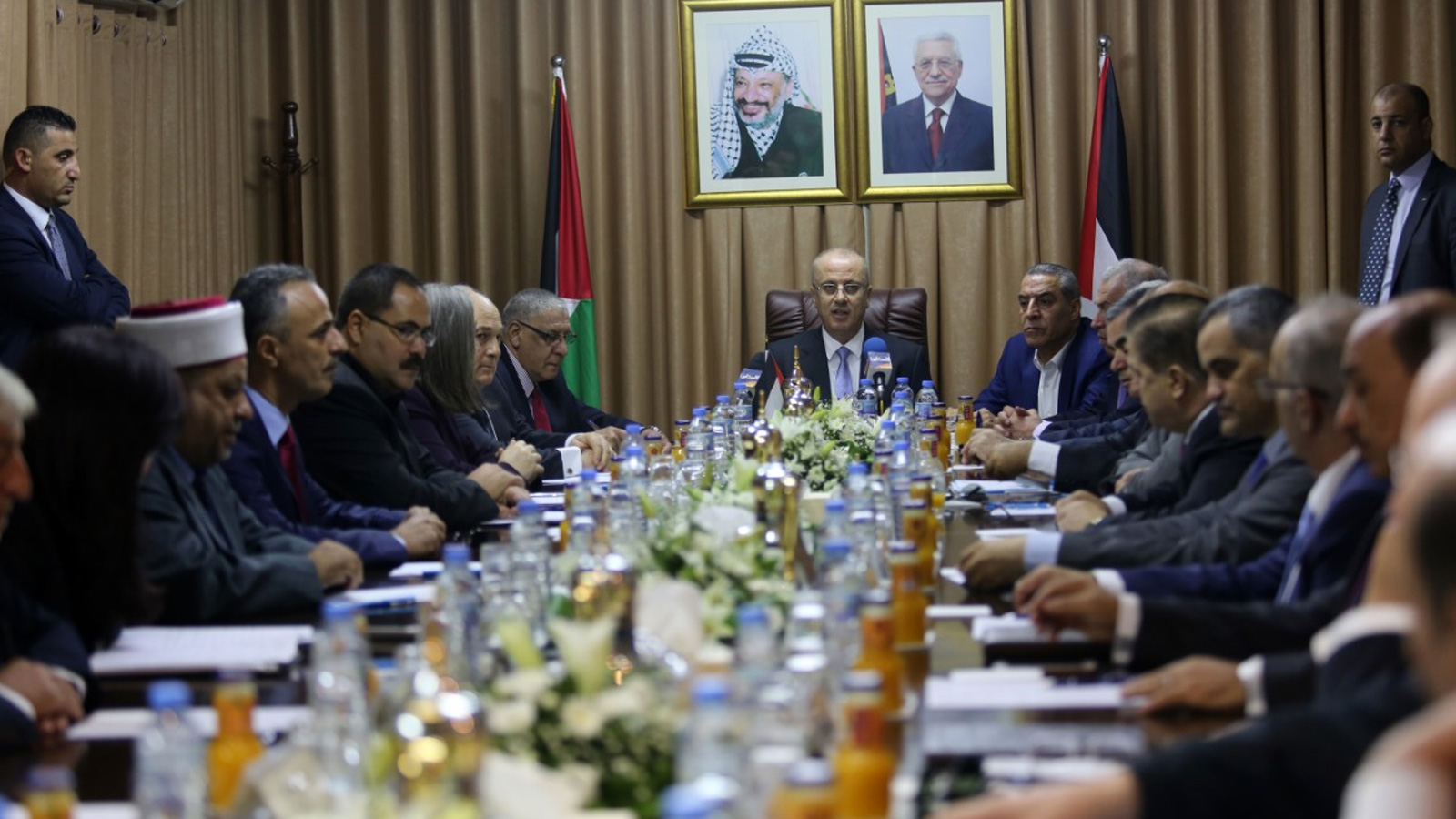 ‪‬ اجتماع للحكومة الفلسطينية بغزة بعد توقيع المصالحة(الجزيرة)