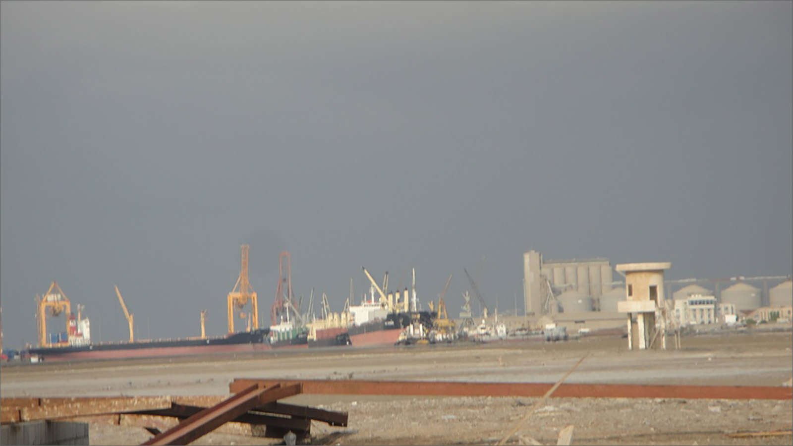 يصل حوالي 70% من بضائع البلاد عن طريق ميناء الحديدة. تتنبأ وكالات الإغاثة بمجاعة إن ظل الميناء خارج الخدمة لأكثر من أيام