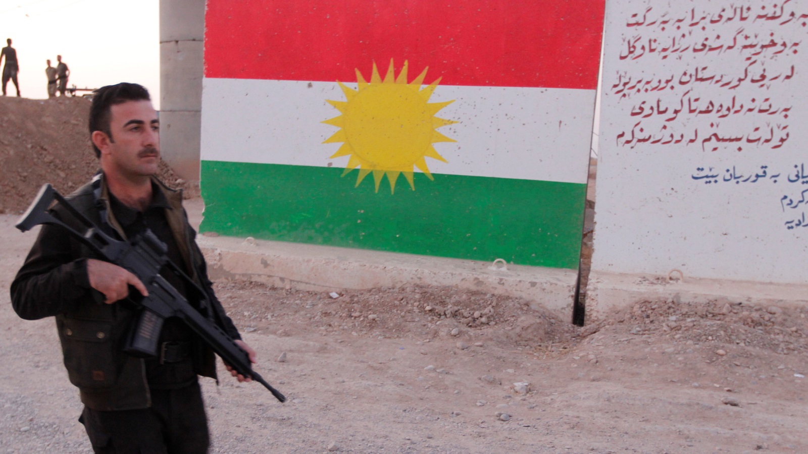 ‪أحد عناصر البشمركة الكردية في جنوب كركوك‬  أحد عناصر البشمركة الكردية في جنوب كركوك (رويترز)