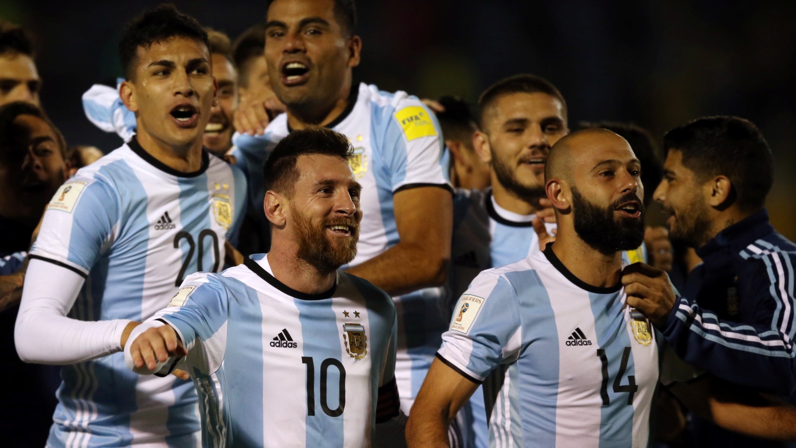  فرحة منتخب الأرجنيتن بعد الفوز على الإكوادور والتأهل لكأس العالم (رويترز)