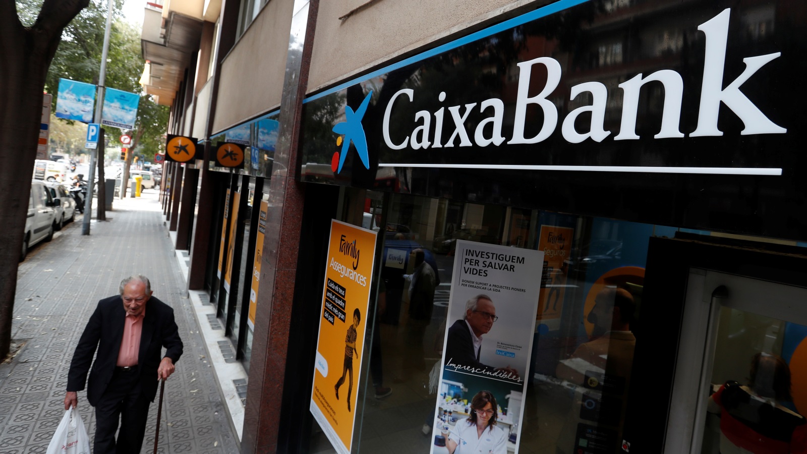 ‪كايشا بنك هو ثالث أكبر بنك إسباني قرر نقل مقره من برشلونة بكتالونيا إلى فالنسيا جنوبي البلاد‬ كايشا بنك هو ثالث أكبر بنك إسباني قرر نقل مقره من برشلونة بكتالونيا إلى فالنسيا جنوبي البلاد (رويترز)