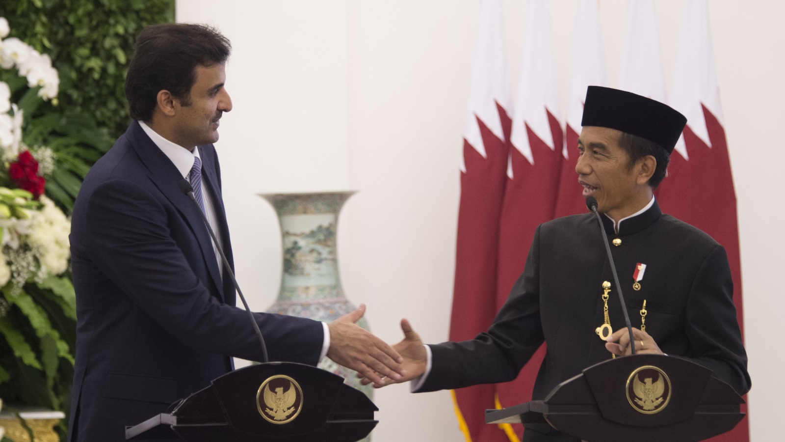 ‪الرئيس الإندونيسي وأمير قطر بختام مؤتمر صحفي مشترك‬ الرئيس الإندونيسي وأمير قطر بختام مؤتمر صحفي مشترك (الفرنسية-غيتي)