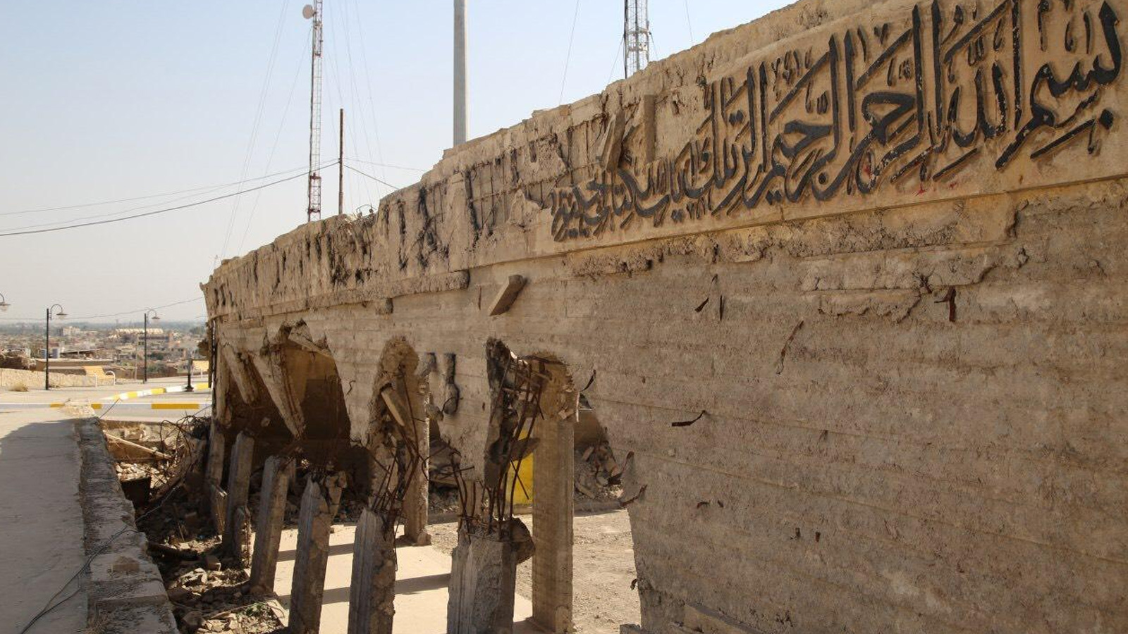 جانب من الدمار الذي تعرض له جامع النبي يونس في الموصل (الجزيرة)