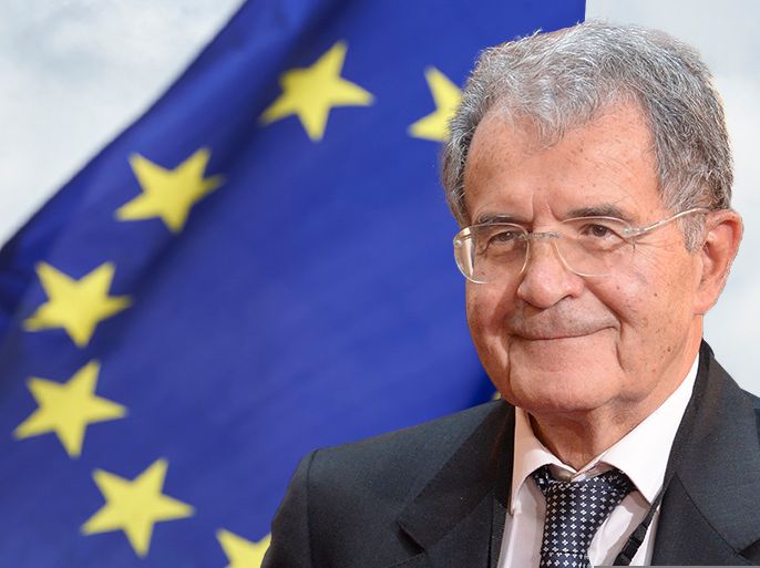 صورة الرئيس السابق للهيئة التنفيذية للاتحاد الأوروبي، رومانو برودي إلى جانب علم الاتحاد الأوروبي