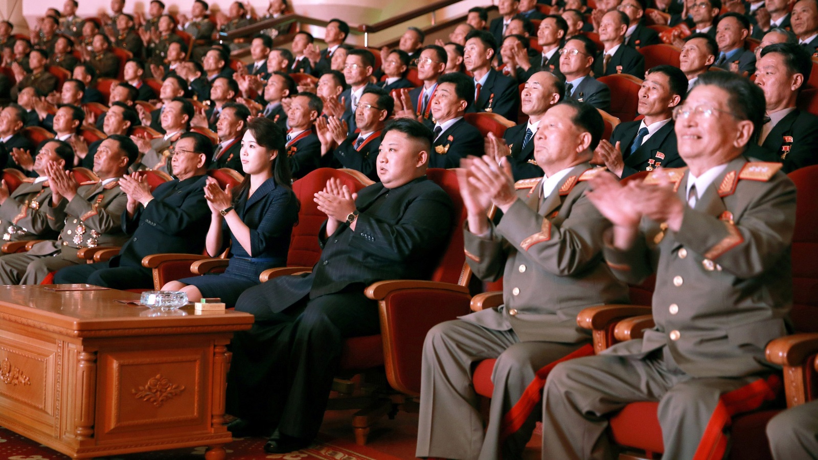 رئيس كوريا الشمالية كيم جونغ أون أثناء حفل تكريم العلماء  (رويترز)
