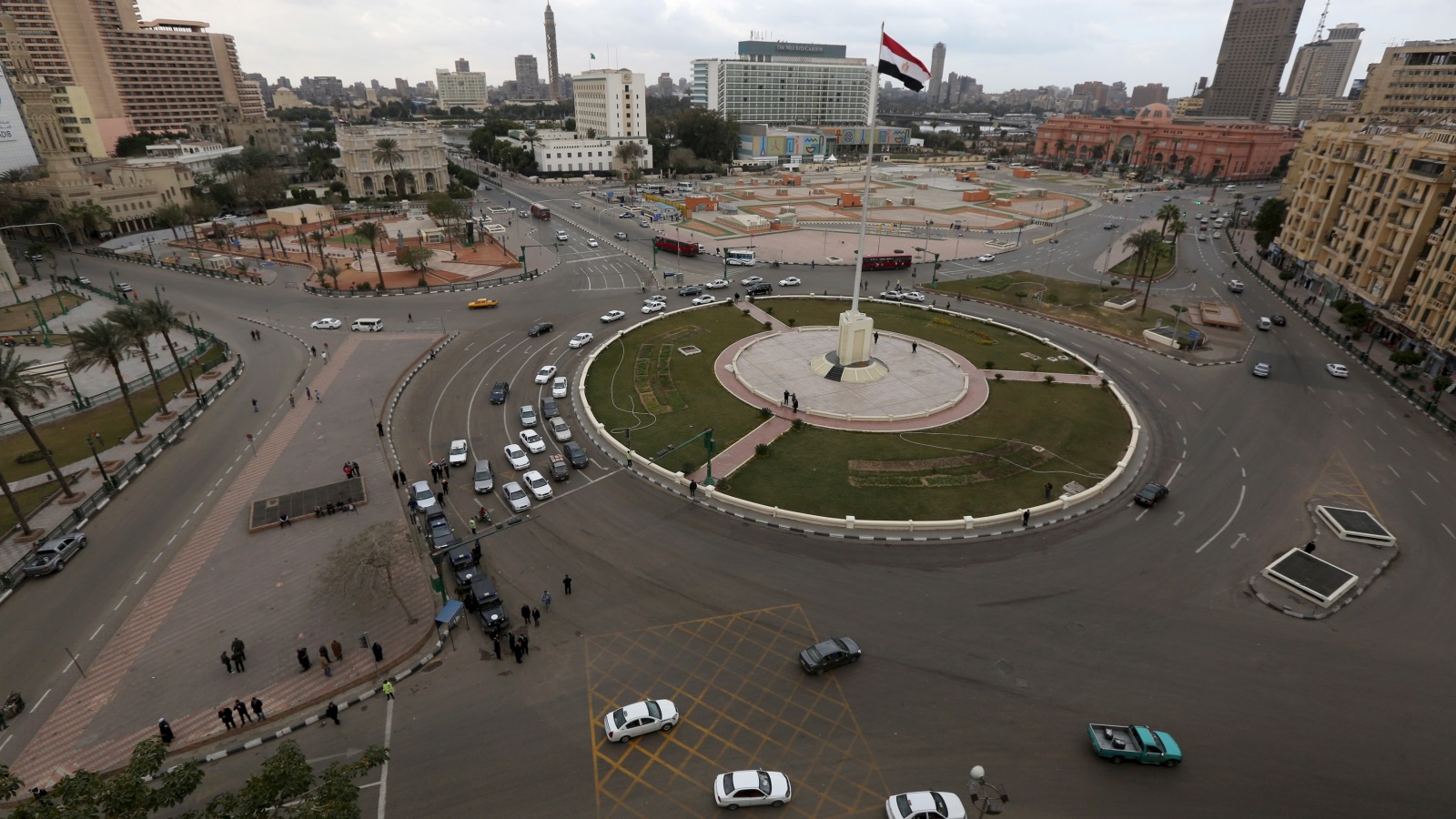يعتبر ميدانا التحرير ورمسيس بالقاهرة نموذجين للأماكن الطاردة التي يمر بها الأغراب يوميا لقضاء مصلحة ثم مغادرتها سريعا (رويترز)