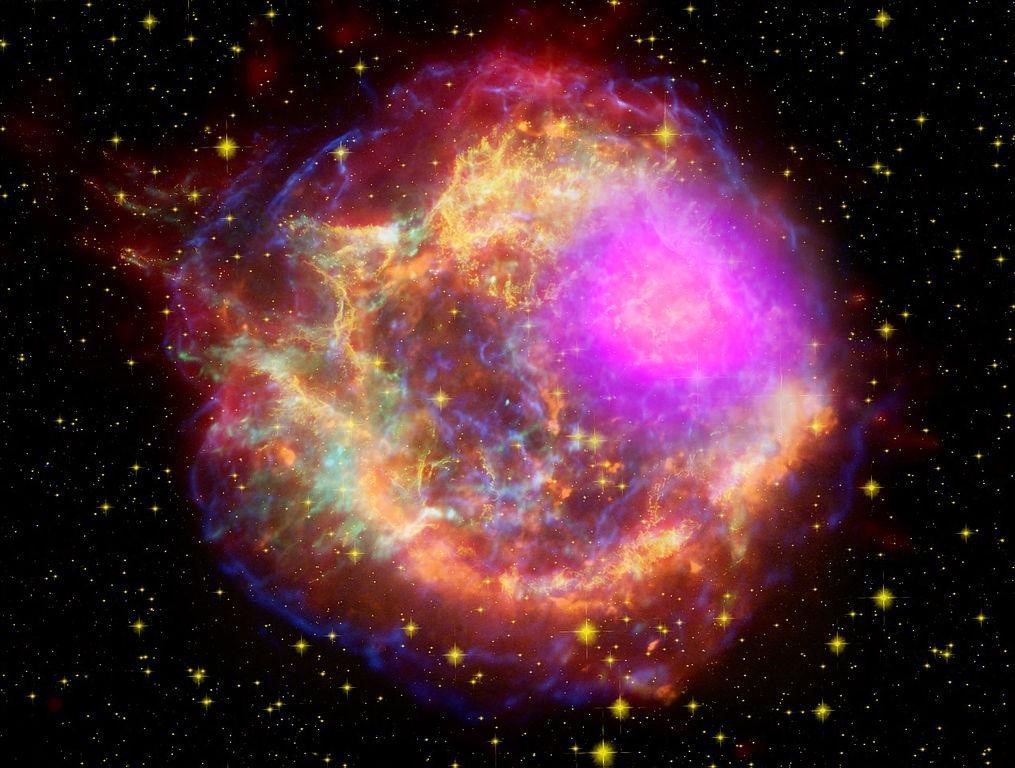 هذه صورة مركبة لذات الكرسي أ ضمن عدة نطاقات من الطيف الكهرومغناطيسي، اللون الأرجواني مأخوذ من النطاق جاما (تلسكوب فيرمي الفضائي)، الأخضر والأزرق من نطاق الأشعة السينية (تلسكوب تشاندرا)، الأصفر ضمن نطاق الضوء المرئي (هابل)، والأحمر ضمن النطاق تحت الأحمر (التلسكوب سبيتزر)، والبرتقالي ضمن نطاق الراديو (التلسكوب الكبير VLA)، تلك صورة شاركت فيها أربعة تلسكوبات فضائية وواحد أرضي! (مواقع التواصل)